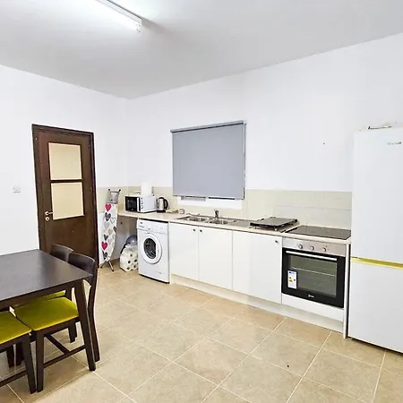 Sky Way Apartment, 150m From Chabad Lubavitch Apartamento Larnaca