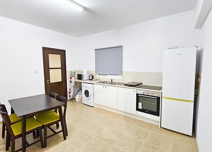 Sky Way Apartment, 150m From Chabad Lubavitch Apartmán Larnaca